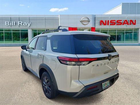 Used 2022 Nissan Pathfinder SV image 3