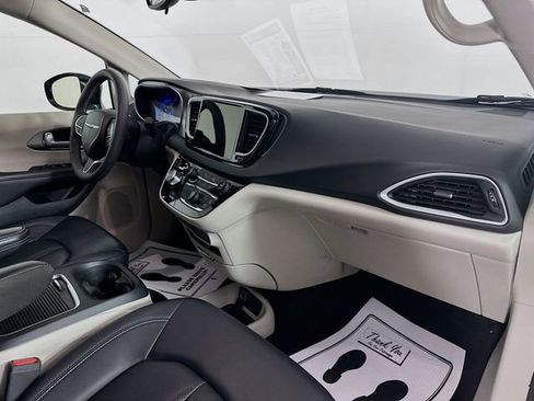 Used 2024 Chrysler Pacifica Touring-L image 34