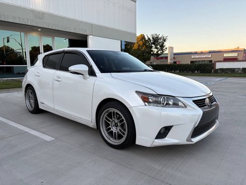 Used 2016 Lexus CT 200h w/ Navigation Package FWD image 3
