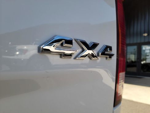 Used 2019 RAM 1500 Classic SLT w/ SLT Plus D￩cor Group image 15