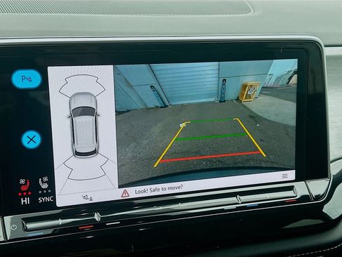 Used 2025 Volkswagen Atlas Cross Sport SE image 22