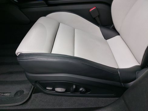 Certified 2025 Porsche Taycan image 31