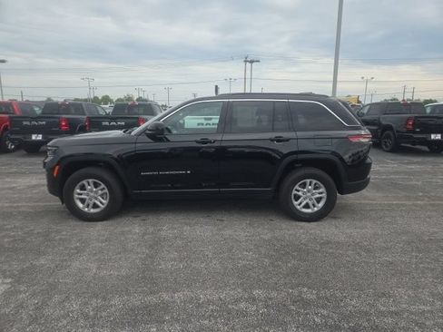 Used 2025 Jeep Grand Cherokee Laredo w/ Luxury Tech Group I AWD/4WD image 4