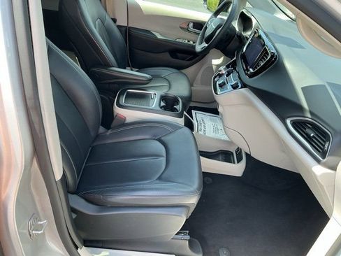 Used 2024 Chrysler Pacifica Touring-L FWD image 20