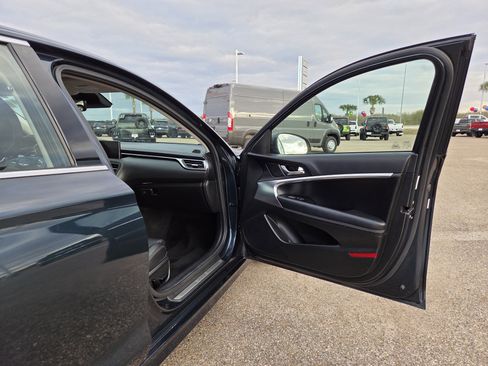 Used 2025 Genesis G70 2.5T image 17