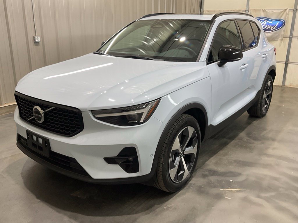 Used 2026 Volvo XC40 B5 Plus AWD/4WD image 4