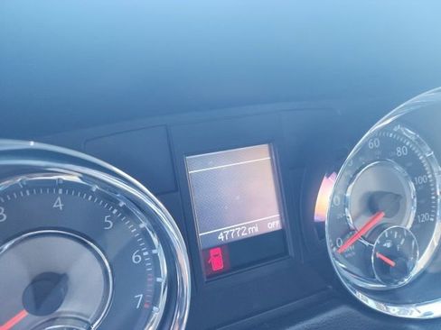 Used 2015 Chrysler Town & Country Touring image 4