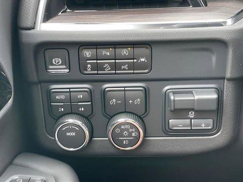 New 2025 Chevrolet Suburban Premier image 21