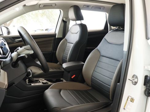 Certified 2024 Volkswagen Taos SEL AWD/4WD image 10