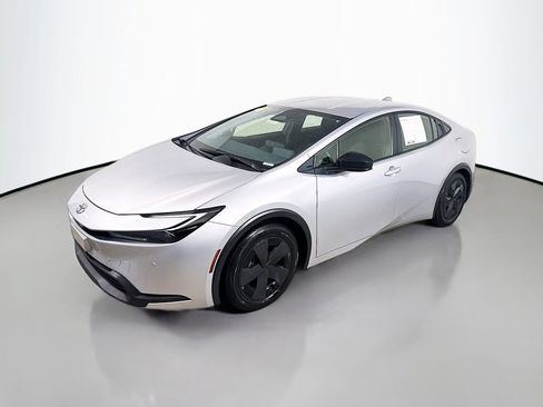 Used 2025 Toyota Prius LE image 3