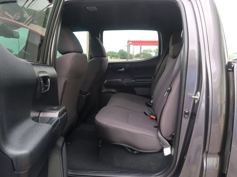 Used 2018 Toyota Tacoma TRD Off-Road AWD/4WD image 18