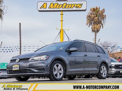 Used 2018 Volkswagen Golf SE image 1