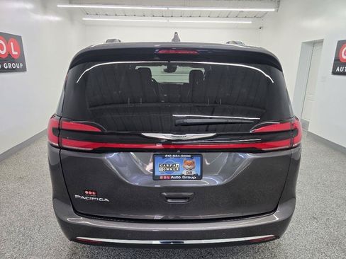 Used 2022 Chrysler Pacifica Touring-L FWD image 5