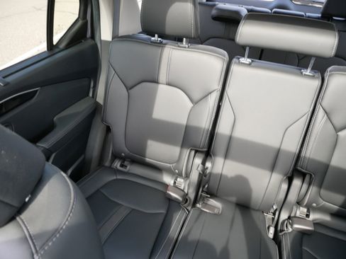 Certified 2025 Honda Pilot Touring image 12