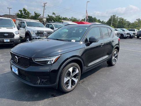 Used 2024 Volvo XC40 B5 Core AWD/4WD image 1