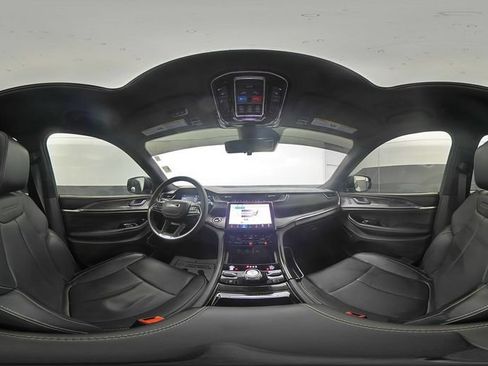 Used 2024 Jeep Grand Cherokee Overland w/ Luxury Tech Group IV AWD/4WD image 12