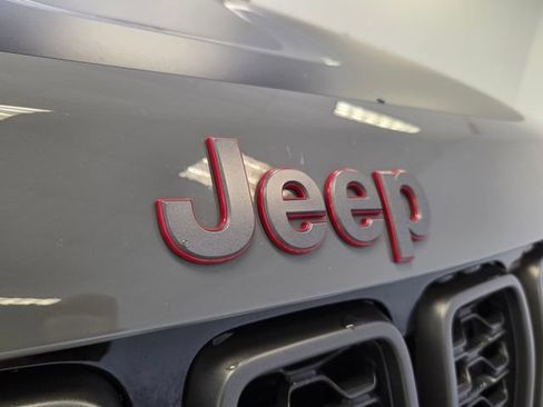 Used 2019 Jeep Grand Cherokee Trailhawk AWD/4WD image 2