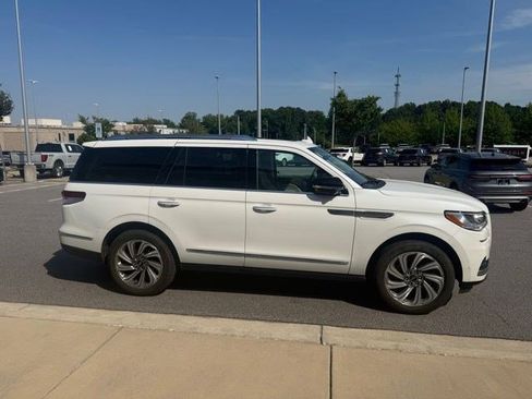 Used 2023 Lincoln Navigator Reserve AWD/4WD image 5