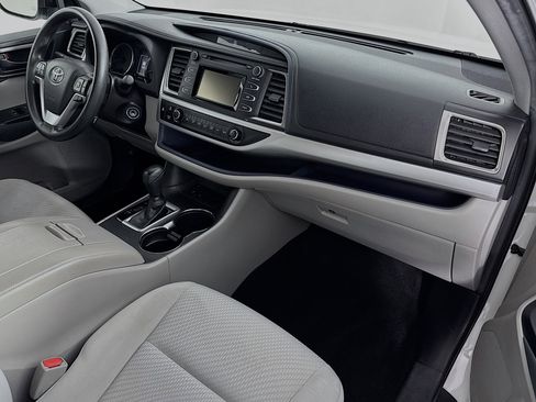 Used 2019 Toyota Highlander LE FWD image 28
