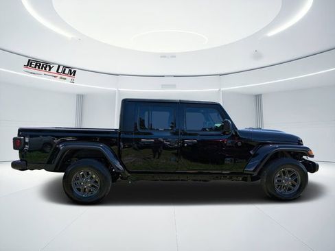 New 2025 Jeep Gladiator Sport image 2