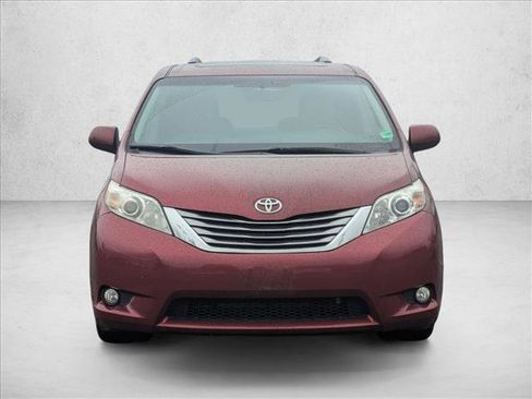 Used 2016 Toyota Sienna XLE image 2