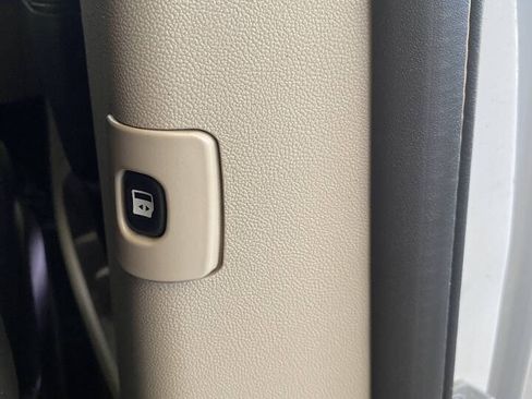 Used 2014 Dodge Grand Caravan SXT FWD image 24