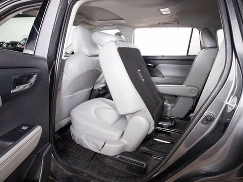 Used 2021 Toyota Highlander XLE AWD/4WD image 21