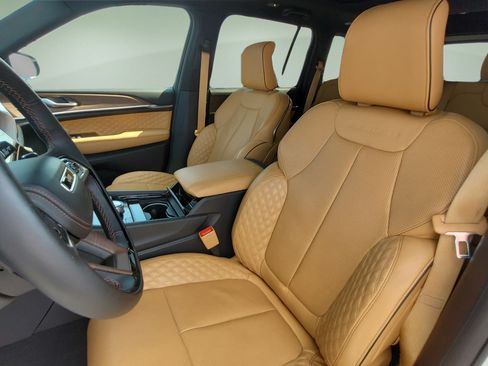 Used 2023 Jeep Grand Cherokee Summit w/ Luxury Tech Group V AWD/4WD image 40