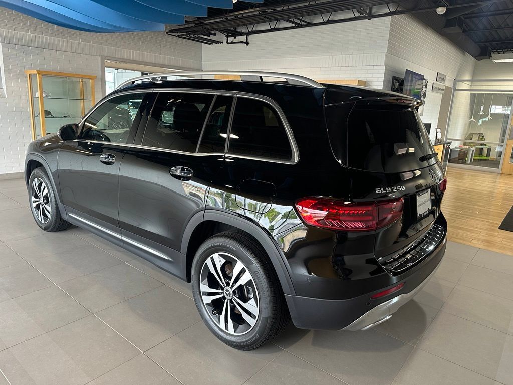 Used 2026 Mercedes-Benz GLB 250 4MATIC image 5