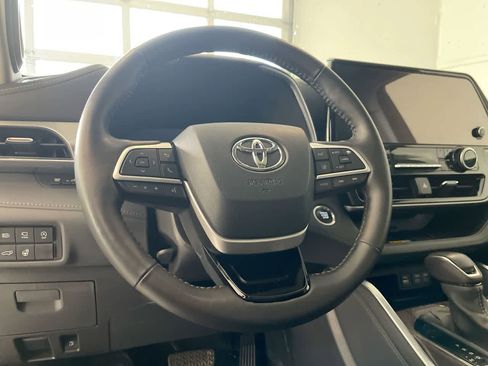 Used 2024 Toyota Highlander Platinum image 14