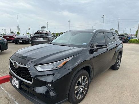 Used 2024 Toyota Highlander XLE FWD image 1