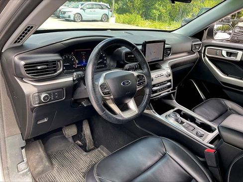 Used 2021 Ford Explorer XLT w/ Equipment Group 202A AWD/4WD image 8