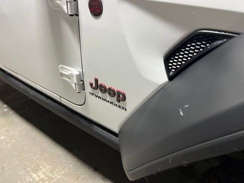 Used 2025 Jeep Wrangler Unlimited Rubicon AWD/4WD image 10