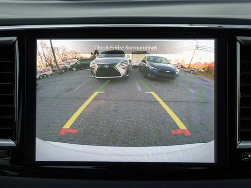 Used 2024 Chrysler Pacifica Touring-L image 32