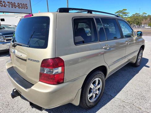 Used 2005 Toyota Highlander 4WD V6 w/ 3rd Row image 4