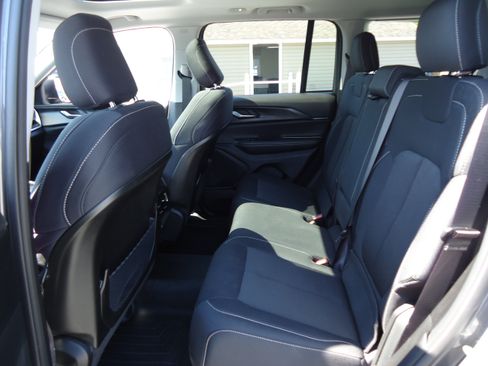 Used 2023 Jeep Grand Cherokee Laredo X AWD/4WD image 27