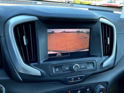 Used 2024 GMC Terrain SLE image 25