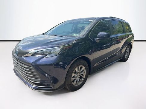 Used 2024 Toyota Sienna LE w/ LE Plus Package AWD/4WD image 3