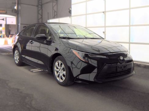 Used 2023 Toyota Corolla LE FWD image 2