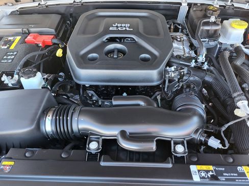 Used 2023 Jeep Wrangler Unlimited Sahara w/ Cold Weather Group image 17