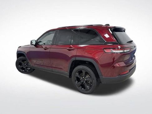 Used 2023 Jeep Grand Cherokee Altitude image 3