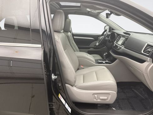 Used 2019 Toyota Highlander XLE AWD/4WD image 16