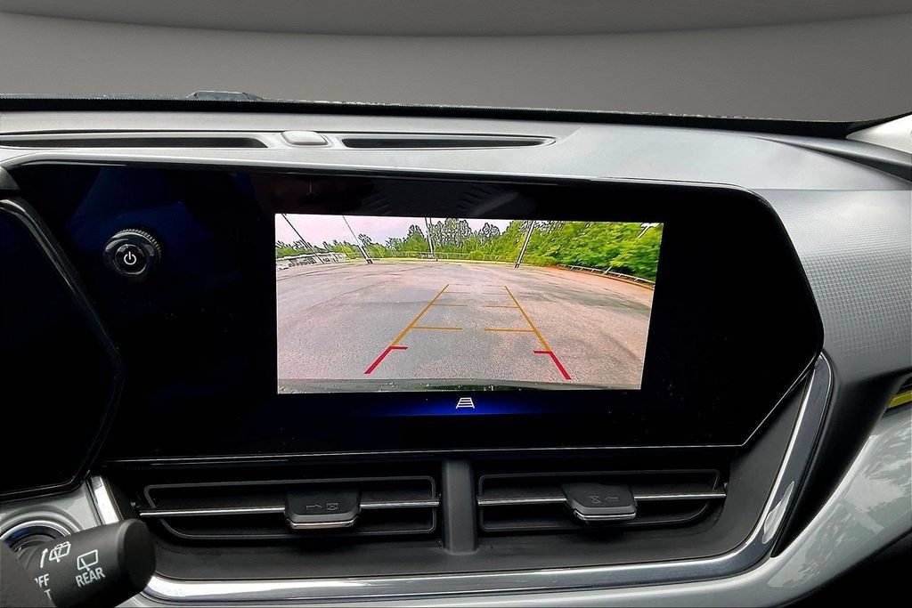 Used 2025 Chevrolet Trax LT FWD image 17