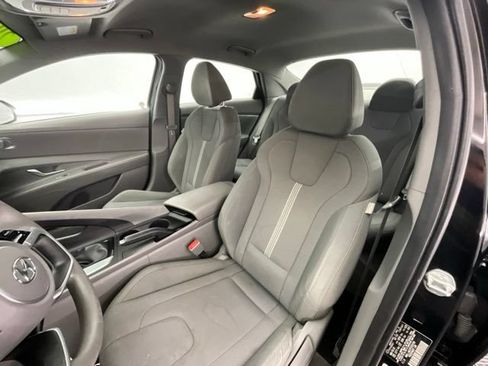 Used 2023 Hyundai Elantra SE FWD image 6