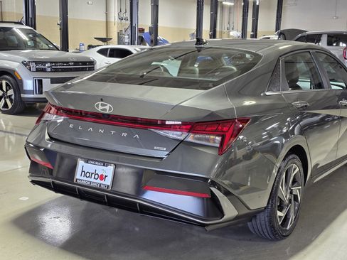 Certified 2025 Hyundai Elantra Limited image 11