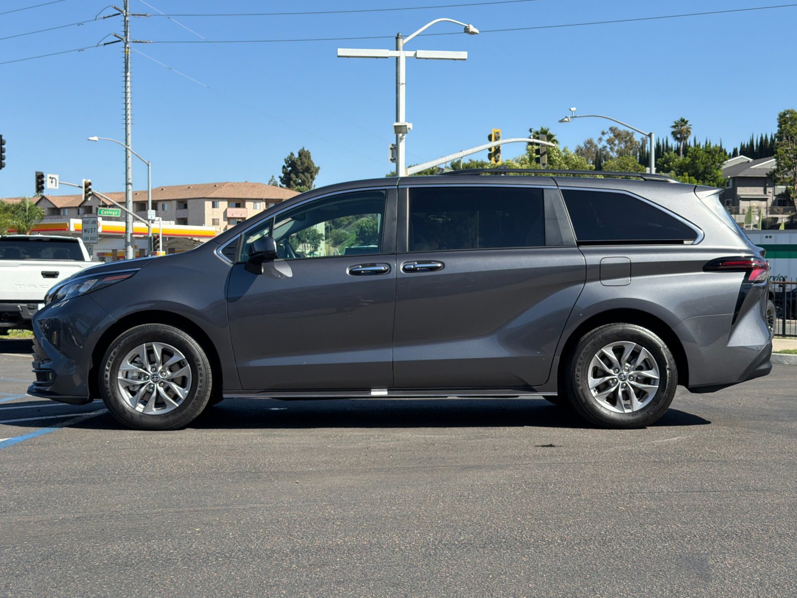 Used 2025 Toyota Sienna XLE FWD image 2