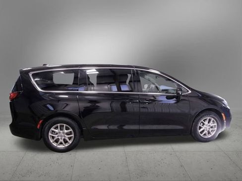 Used 2024 Chrysler Pacifica Touring-L image 8