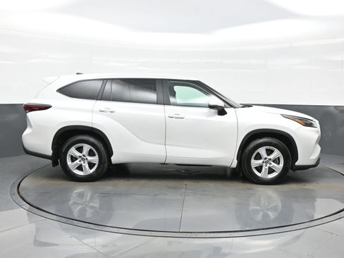 Used 2024 Toyota Highlander LE AWD/4WD image 7