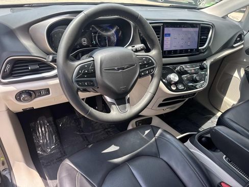 Used 2023 Chrysler Pacifica Touring-L FWD image 18