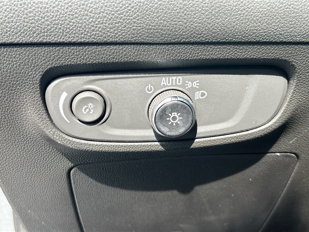 Used 2025 Buick Encore GX Avenir w/ Avenir Technology Package FWD image 32